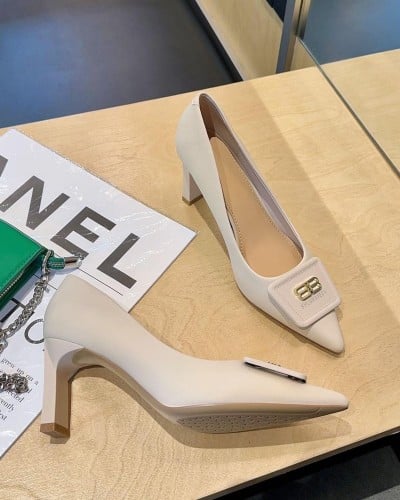 ‎ حذاء نسائي بكعب كلاسيك بلون بيج