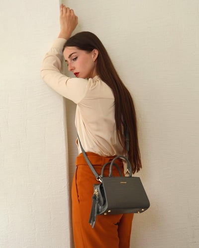 شنطة نسائية إمزوري جلد بلون رمادي