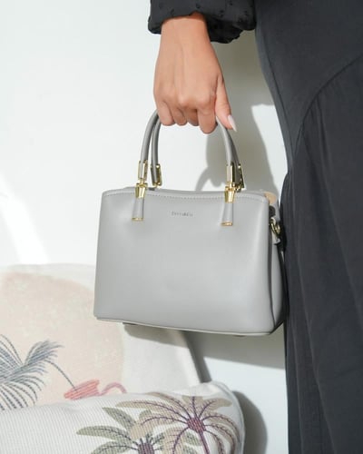  شنطة نسائية الفي اند كو من الجلد باللون الرمادي