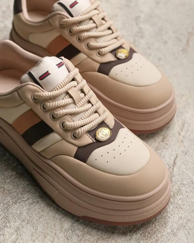 ‎ حذاء نسائي عملي باللون البني