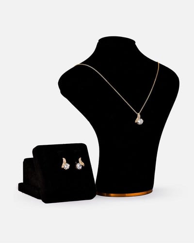 ‎ طقم نسائي بتصميم أنيق بلون ذهبي