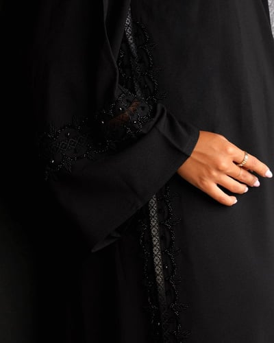 ‎ عباية نسائية زايروس مميزة بلون أسود