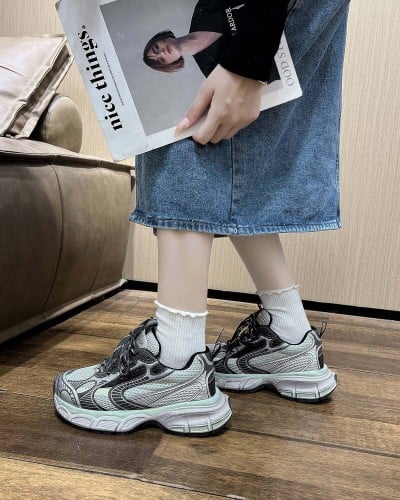 ‎ حذاء نسائي أنيق باللون الرمادي