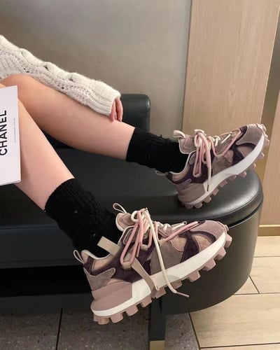 ‎ حذاء نسائي مميز باللون البني