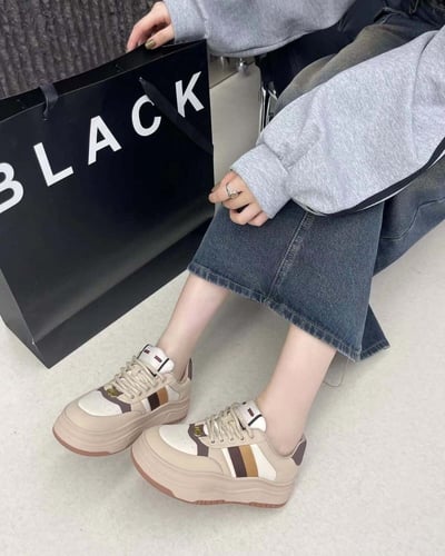 ‎ حذاء نسائي عملي باللون البني