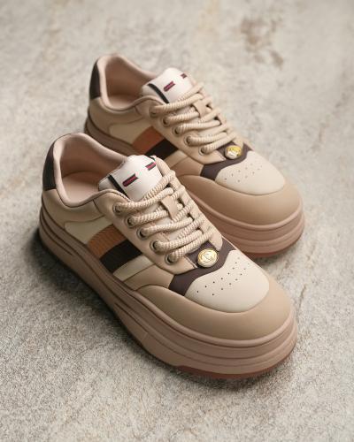 ‎ حذاء نسائي عملي باللون البني