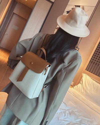 شنطة ظهر من الجلد باللون البني والبيج