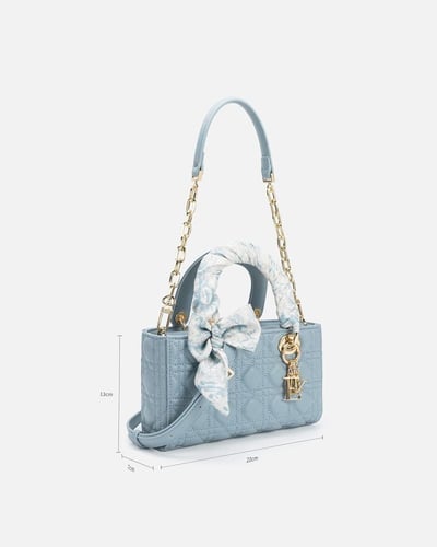 شنطة نسائية الفي اند كو بجلد بارز بلون أزرق