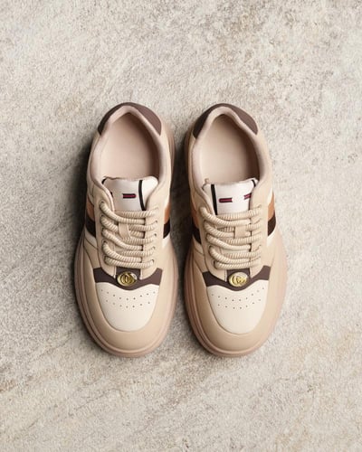 ‎ حذاء نسائي عملي باللون البني