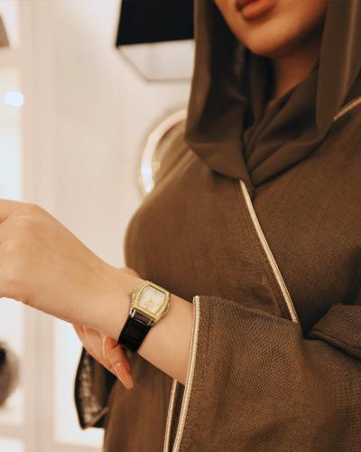 ساعة نسائية جلد باللون الأسود الفي اند كو