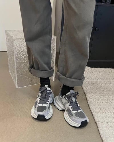 ‎ حذاء نسائي عصري باللون الرمادي