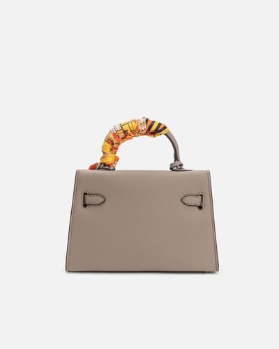 شنطة نسائية الفي اند كو بتصميم عصري بلون بني