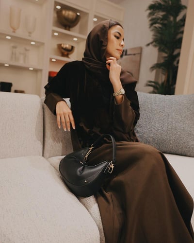 شنطة نسائية الفي اند كو من الجلد بلون أسود