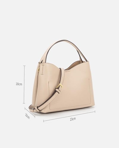 شنطة نسائية من الجلد بتصميم مميز بلون بيج