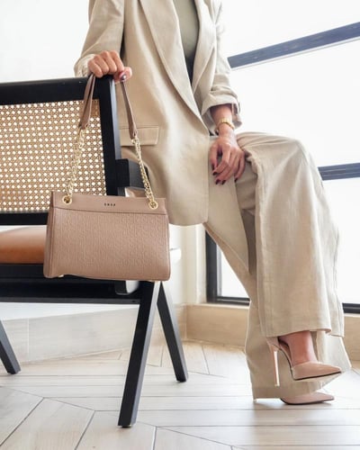 شنطة نسائية آن عملية باللون البني