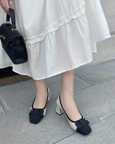 ‎ حذاء نسائي بكعب بلون أبيض وأسود