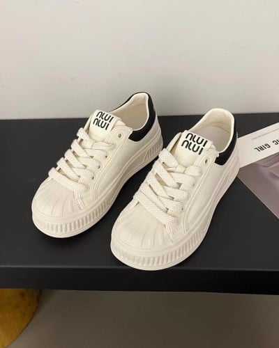 ‎ حذاء نسائي عملي باللون الأبيض و الأسود