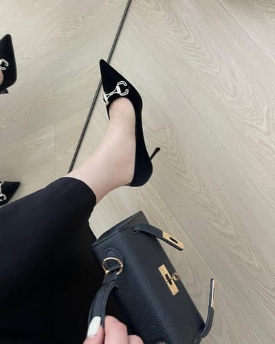 ‎ حذاء نسائي بكعب أنيق بلون أسود