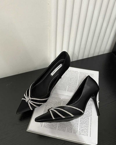 ‎ حذاء نسائي بكعب عالي باللون الأسود