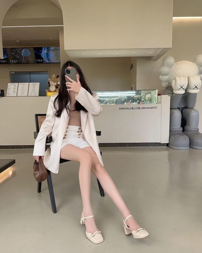 ‎ حذاء نسائي بكعب أنيق بلون بيج