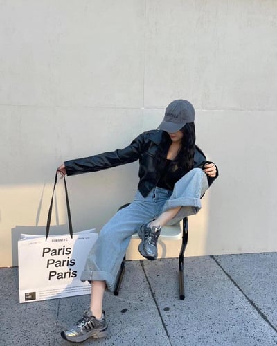 ‎ حذاء نسائي عصري باللون الرمادي