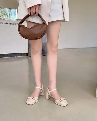 ‎ حذاء نسائي بكعب أنيق بلون بيج