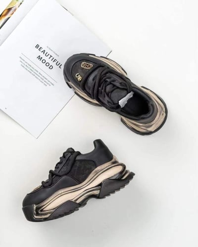  حذاء نسائي عصري باللون الأسود