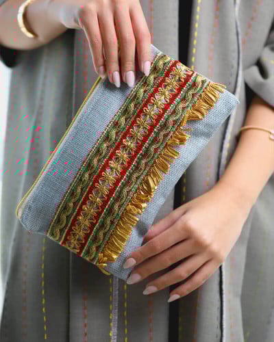 ‎ شنطة يد الفي اند كو بتطريز فاخر بلون رمادي