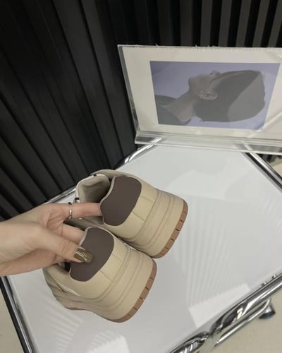 ‎ حذاء نسائي عملي باللون البني