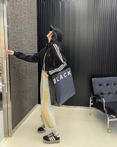  حذاء نسائي عصري باللون الأسود