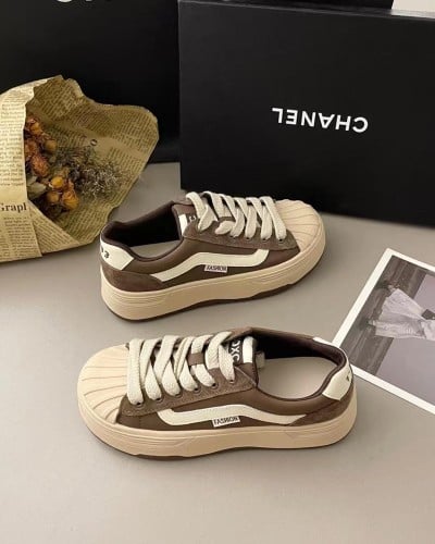 ‎ حذاء نسائي عملي باللون البني