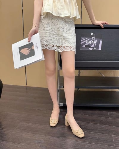 ‎ حذاء نسائي بكعب باللون البيج