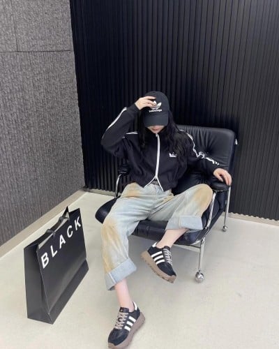  حذاء نسائي عصري باللون الأسود