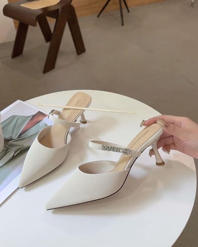  حذاء نسائي مميز باللون الأبيض