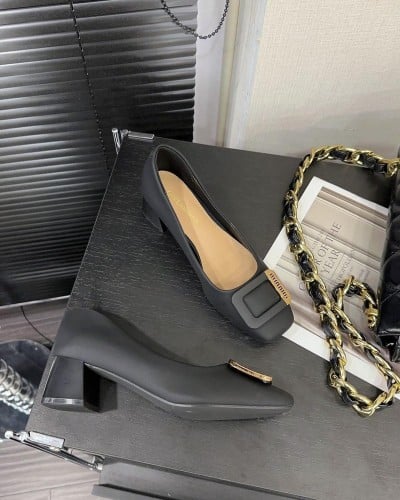  حذاء نسائي بكعب كلاسيك بلون أسود