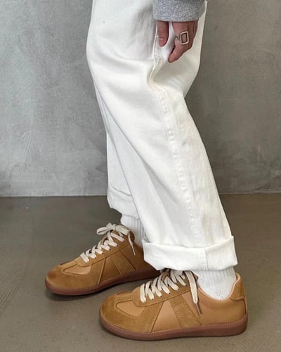  حذاء نسائي أنيق باللون البني