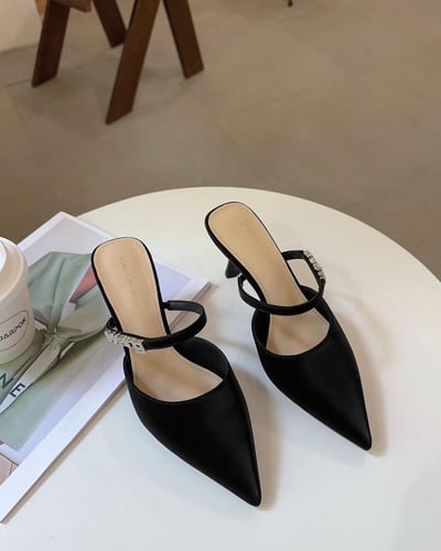 ‎ حذاء نسائي مميز باللون الأسود