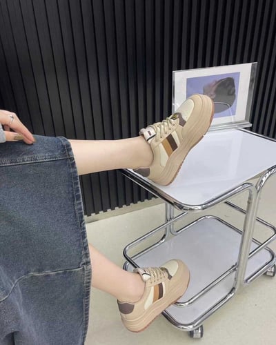 ‎ حذاء نسائي عملي باللون البني