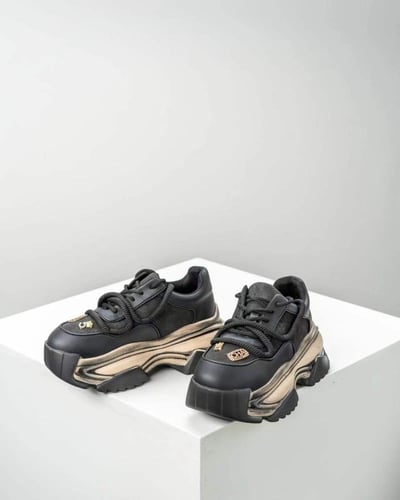  حذاء نسائي عصري باللون الأسود