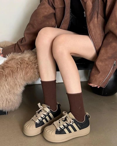 ‎ حذاء نسائي عملي باللون البني و الأسود