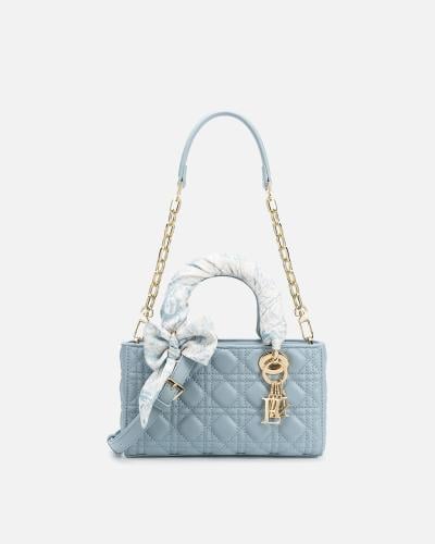 شنطة نسائية الفي اند كو بجلد بارز بلون أزرق