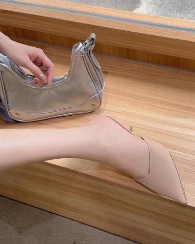 ‎ حذاء نسائي كلاسيك باللون البيج