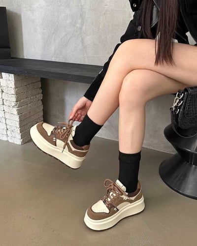 ‎ حذاء نسائي عصري بلون بيج وأسود