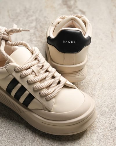 ‎ حذاء نسائي عملي باللون البيج