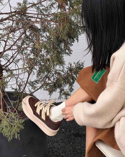 ‎ حذاء نسائي عملي باللون البيج والبني