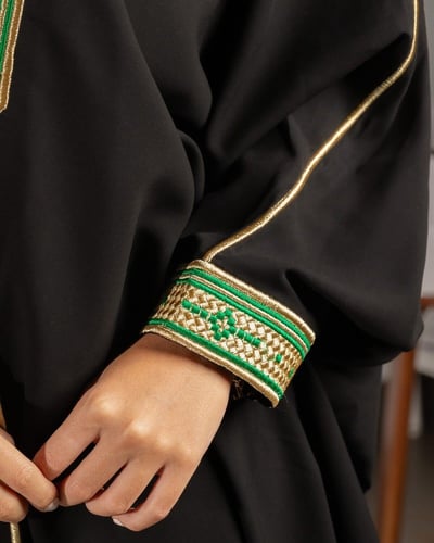 ‎ عباية نسائية الفي اند كو بتصميم أنيق بلون أسود