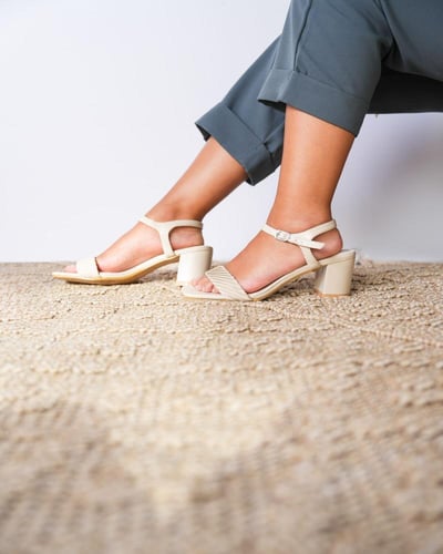 ‎ حذاء نسائي الفي اند كو بتصميم أنيق بلون بيج