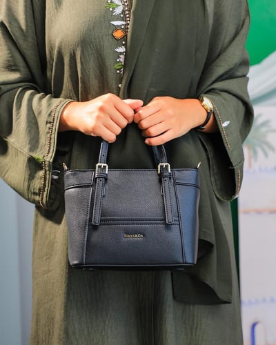 ‎ شنطة نسائية باللون الأسود