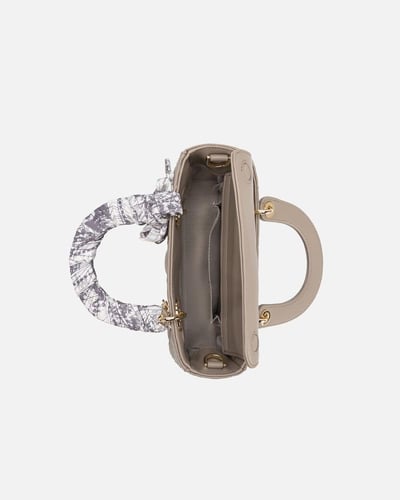 شنطة نسائية الفي اند كو بجلد بارز بلون رمادي