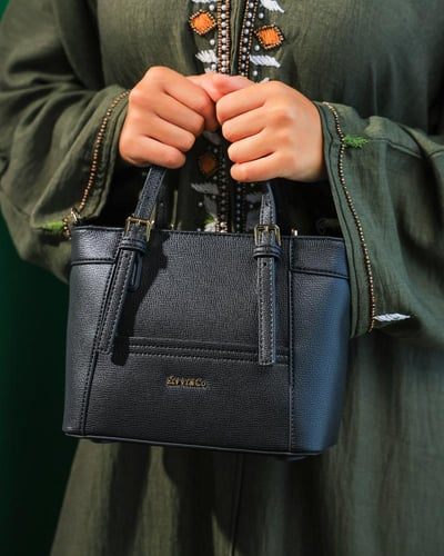 ‎ شنطة نسائية باللون الأسود